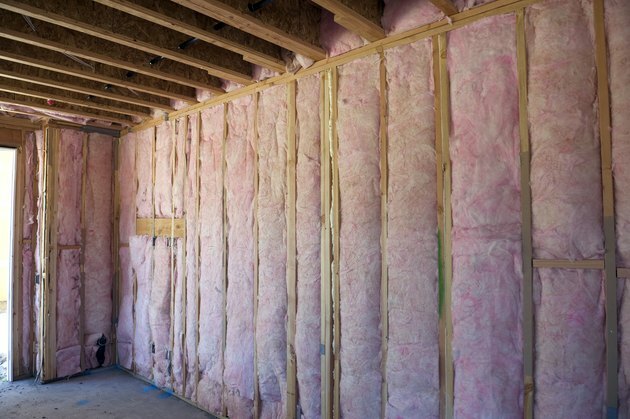Dinding isolasi merah muda di rumah