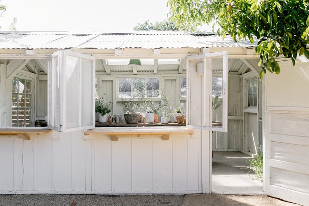 ideias para o exterior da casa com galpão branco