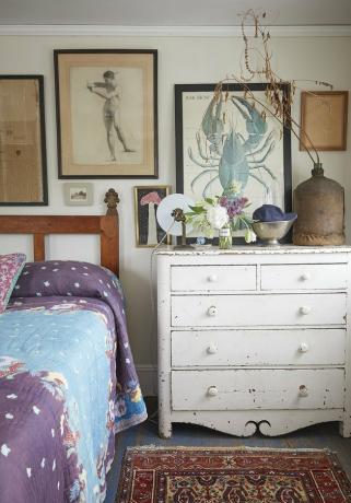 ديكور ريفي ريفي في غرفة النوم مع خزانة بيضاء وفن مؤطر