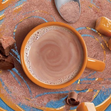schweizisk miss saltet karamel kakao i orange krus