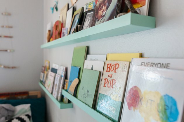 Baby blauwe boekenkasten in de kamer van het kind op witte muur