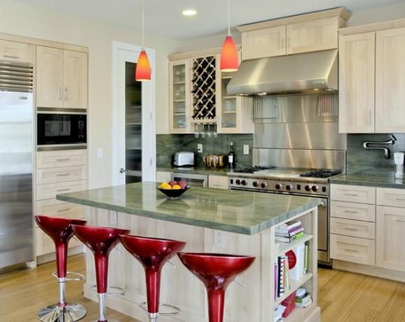 Individualizuota virtuvė su sala ir raudonomis išmatomis