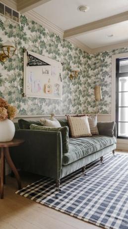 Candeeiro de pé moderno de latão em escritório de inspiração vintage com papel de parede verde