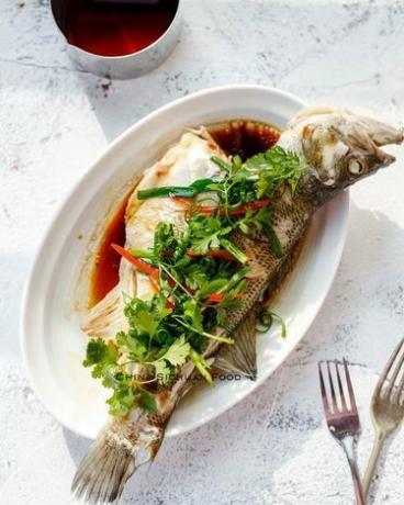 Peixe inteiro cozido no vapor com comida chinesa Sichuan (Qing Zheng Yu)