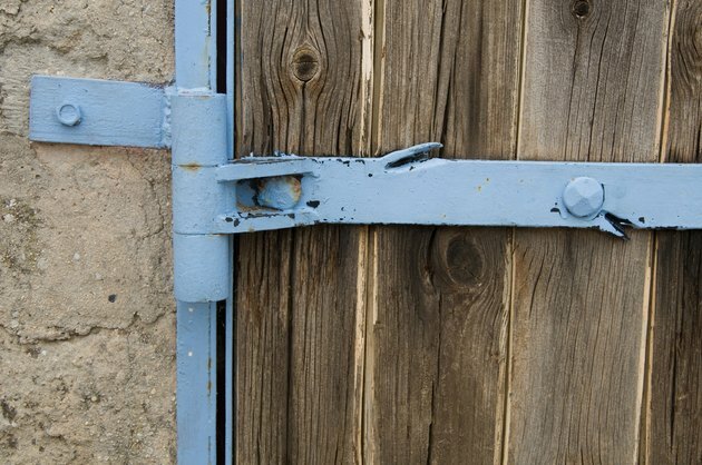 Detalle de bisagra metálica en puerta de madera