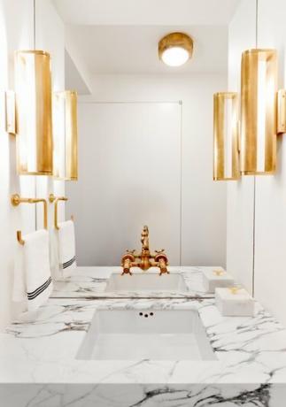 Torneira de cobre em banheiro glamouroso