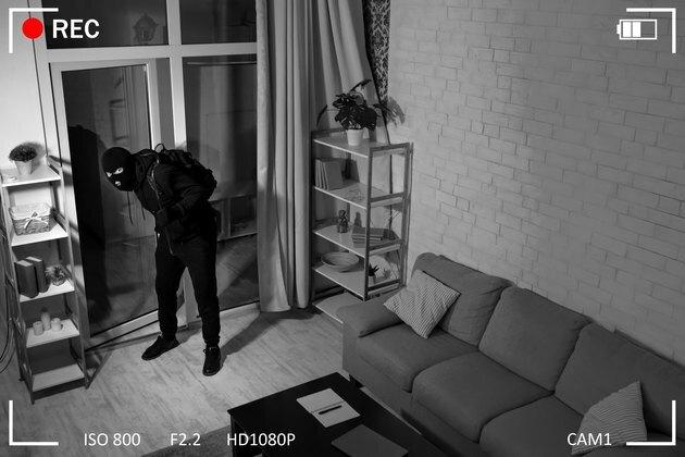 Крадец с тълпа, влизаща в гледката на къщата от камерата