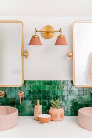 فكرة الحمام الجدار الوردي والنحاس مع إضاءة الجدار المزدوج الشمعدان
