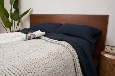 bearaby одеялото на hugger на леглото с тъмно спално бельо
