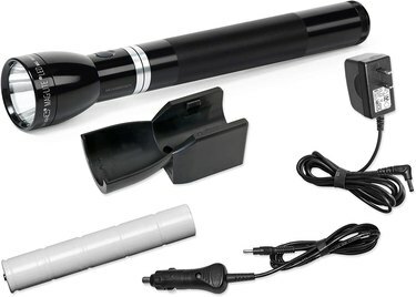 Duga crna MagLite svjetiljka sa zidnim nosačem i dva različita kabela za punjenje za zidne utičnice i automobile