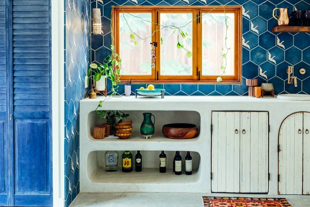 Ideias para bar de garagem convertido com cozinha por Justina Blakeney de Jungalow