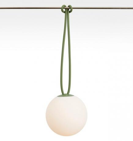 Globo branco luz pendurado na corda verde
