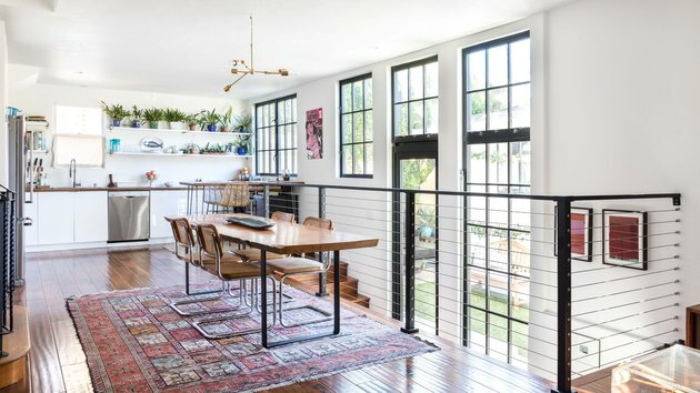 Moderne eetkamer met boho kleed en keuken