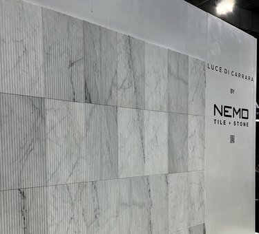 Nemo Tile and Stone -reunattu seinälaatta ICFF 2023 -tapahtumassa