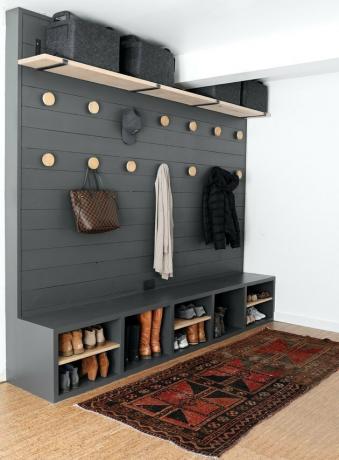 Mudroom garagem com prateleiras, ganchos e armazenamento de sapatos com idéias de prateleiras de parede de garagem