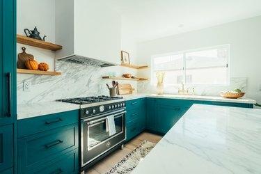 cozinha azul-petróleo com bancada em mármore
