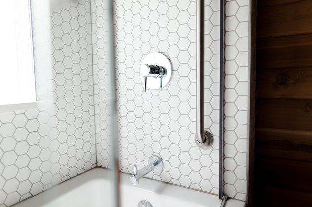 Ladrilho hexagonal branco no chuveiro