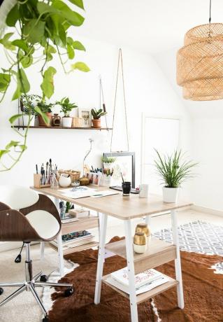 Boho kantoor met bamboe kroonluchter en licht houten bureau