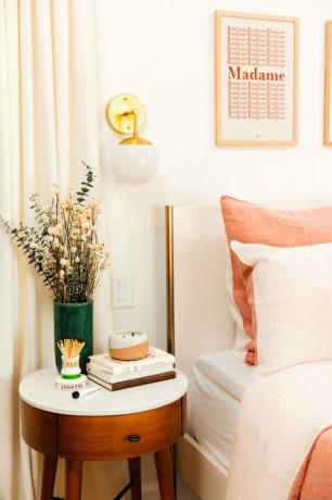 idéia de cor marfim no quarto principal com toques de decoração de blush e obras de arte moderna