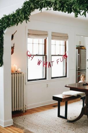 sala branca com decorações de janela de Natal com letras