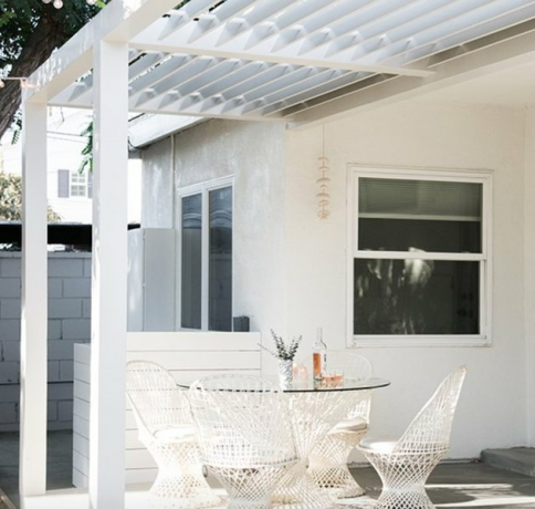 Witte moderne pergola, witte eetset