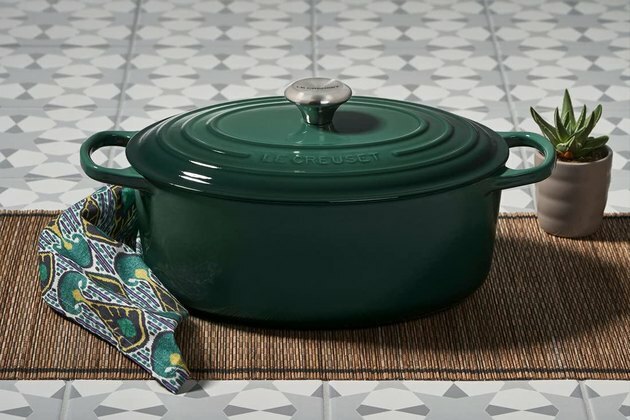 Le Creuset hollantilaisen uunin jokainen osa on suunniteltu harkiten. Ergonomisista nuppeista ja kahvoista helppoa nostamista varten tiukasti istuviin kansiin, jotka pitävät ruoan kosteana, nämä kaunokaiset ovat varmasti hypetyksen arvoisia. Keittoastioissa on myös kevyin paino litraa kohti kaikista korkealaatuisista valurautaisista astioista, ja ne kestävät lämpöä 500 °F asti.