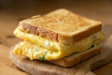 Panino per la colazione con uova frittate