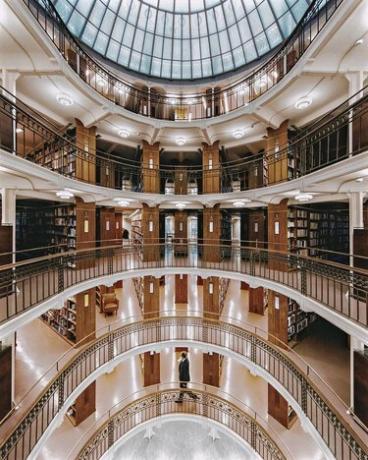 foto da biblioteca nacional do interior da finlândia