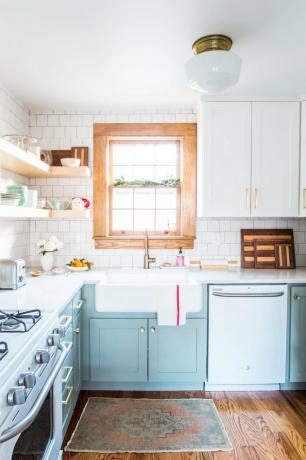 mintgroene keuken in landelijke stijl met open planken en backsplash met metrotegels