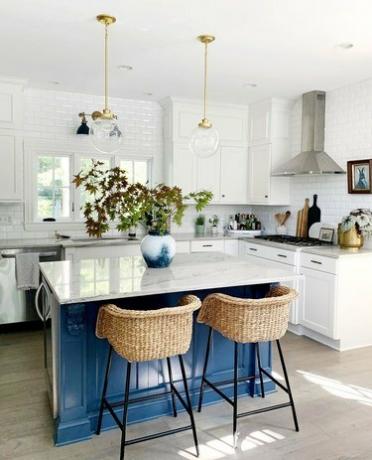balta virtuvė su mėlyna sala