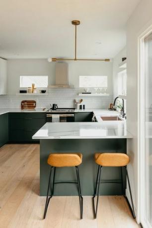 vihreä u-muotoinen keittiö, jossa on moderni kattokruunu