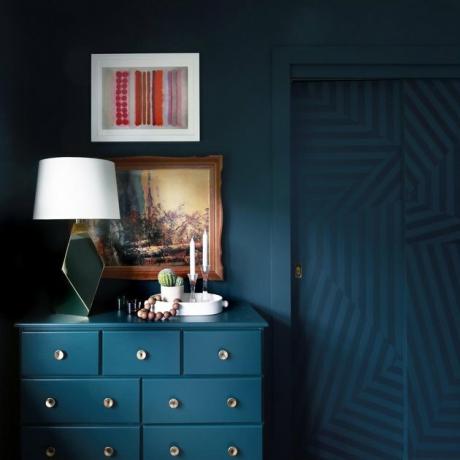 أفكار باب خزانة زرقاء أحادية اللون لغرف النوم