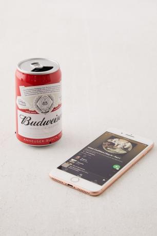 bluetooth speaker in de vorm van een bierblikje bij telefoon