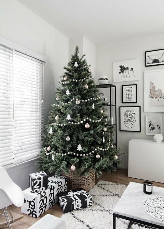 witte woonkamer met Scandinavische kerstboom