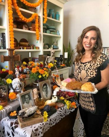Yvette Marquez iš „muy bueno“ kulinarijos knygos, švenčiančios dia de los muertos