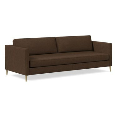 tamsiai ruda sofa