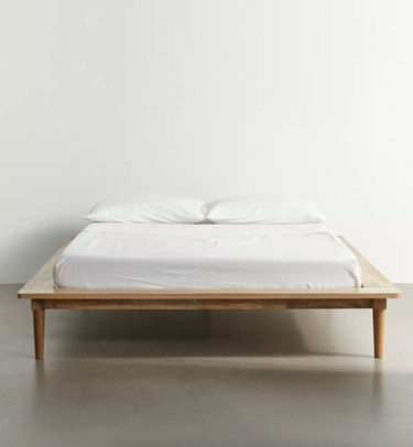 Amelia Platform Bed valkoista seinää vasten