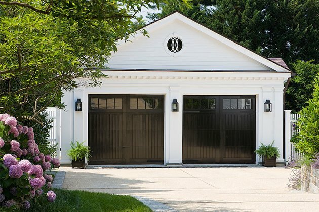 portas de garagem modernas de alto brilho com painéis de vidro