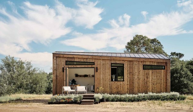 casa modular ecológica com revestimento de madeira