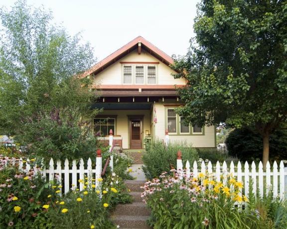 Casa Bungalow com Cerca Branca