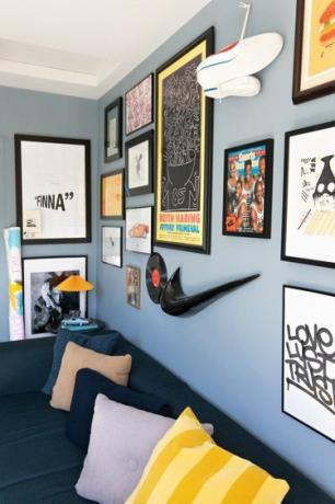 „Duett Interiors“ įkūrėjo Tiffany Thompsono biuras su mėlynomis sienomis ir meno galerijos siena