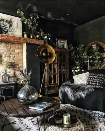 idea di colore soggiorno nero con accessori rustici