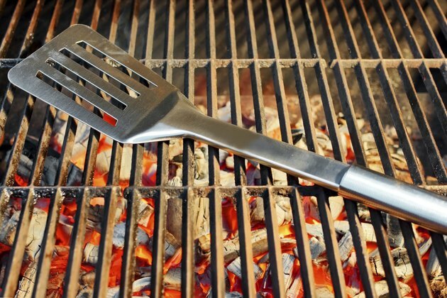 Carbone ardente e utensili per barbecue XXXL