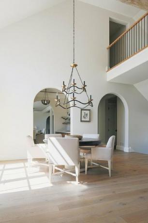 sala da pranzo con pareti grigio chiaro e soffitto alto