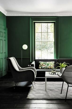 significado da cor em uma sala de estar com painéis verdes e móveis modernos