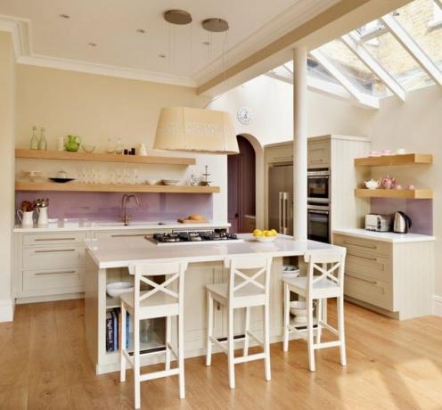 фиолетовая кухонная идея цвета с сиреневым стеклянным щитком и деревянными стеллажами выше