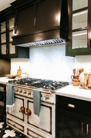 Lindo fogão vintage com backsplash de mármore
