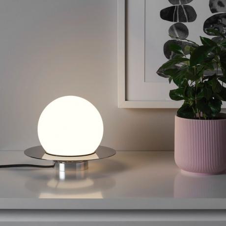 Mesa / Candeeiro de parede Simrishamn em mesa branca com planta