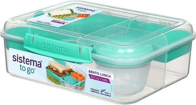 Tämä Sistema bento box on käytännöllinen ja hauska tapa pakata lounas. Siinä on moniosastoisia säilytysastioita, joissa on runsaasti tilaa voileipille ja muille välipaloille, sekä tiiviit lokerot jogurttia tai salaatinkastiketta varten. Tämä bento on ftalaatiton ja BPA-vapaa.