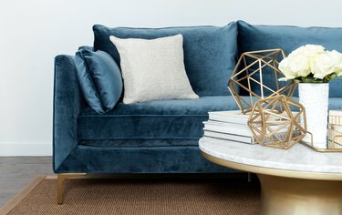 Tirkīza-zils dīvāns